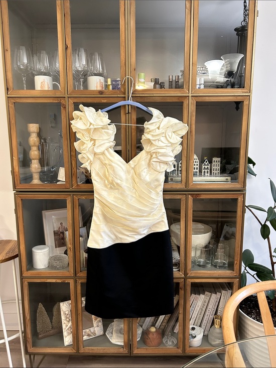 Joseph Ribkoff Dresses & Skirts - Vintage Joseph Ribkoff Ivory Ruffle V-Neck Colorblock Dress